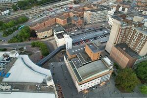 aéreo Visão do iluminado centro da cidade edifícios, estradas e central luton cidade do Inglaterra Reino Unido às começando do Claro clima noite do setembro 5 ª, 2023 foto