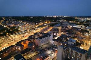 aéreo Visão do iluminado centro da cidade edifícios, estradas e central luton cidade do Inglaterra Reino Unido às começando do Claro clima noite do setembro 5 ª, 2023 foto