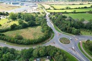 Alto ângulo cenas do britânico estrada e tráfego às caldecote lago do Milton keynes cidade do Inglaterra ótimo Grã-Bretanha, lindo Visão capturado em agosto 21, 2023 com drones Câmera durante ensolarado dia foto