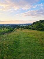 lindo baixo ângulo Visão do britânico panorama e campo foto