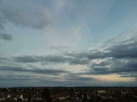 Alto ângulo Visão do lindo nuvens e céu sobre luton cidade durante pôr do sol foto