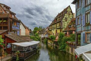 colmar cidade, casas e canal, França foto