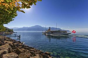 velho barco a vapor em Genebra leman lago às Montreux, Suíça foto