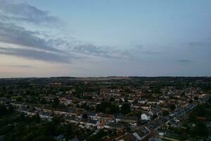 aéreo Visão do iluminado Luton residencial casas do Inglaterra Reino Unido depois de pôr do sol durante noite do verão. cenas estava capturado com drones Câmera em set 2º, 2023 foto