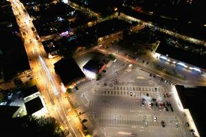 aéreo Visão do iluminado centro da cidade edifícios, estradas e central luton cidade do Inglaterra Reino Unido às começando do Claro clima noite do setembro 5 ª, 2023 foto