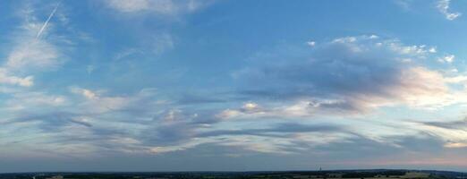 a maioria lindo panorâmico Visão do céu e dramático nuvens sobre luton cidade do Inglaterra Reino Unido durante pôr do sol. a linda imagem estava capturado em set 7º, 2023. foto