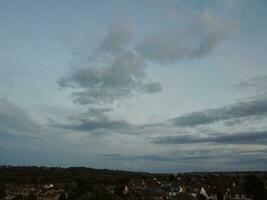 Alto ângulo Visão do lindo nuvens e céu sobre luton cidade durante pôr do sol foto