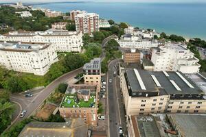 Ariel cenas do atraente turista destino às bournemouth cidade arenoso de praia e oceano do Inglaterra ótimo Grã-Bretanha, aéreo cenas capturado com drones Câmera em agosto 23, 2023 durante ensolarado dia. foto