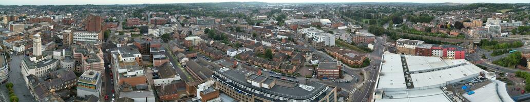 ultra Largo aéreo panorâmico Visão do iluminado centro da cidade edifícios, estradas e central luton cidade do Inglaterra Reino Unido às começando do Claro tempo noite do setembro 5 ª, 2023 foto