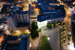 aéreo Visão do iluminado centro da cidade edifícios, estradas e central luton cidade do Inglaterra Reino Unido às começando do Claro clima noite do setembro 5 ª, 2023 foto