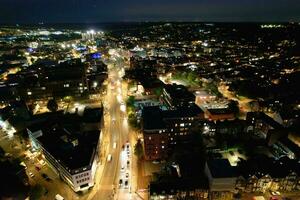 aéreo Visão do iluminado centro da cidade edifícios, estradas e central luton cidade do Inglaterra Reino Unido às começando do Claro clima noite do setembro 5 ª, 2023 foto