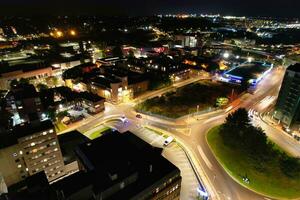 aéreo Visão do iluminado centro da cidade edifícios, estradas e central luton cidade do Inglaterra Reino Unido às começando do Claro clima noite do setembro 5 ª, 2023 foto