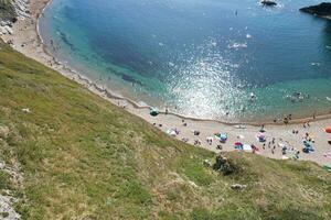 a maioria lindo Alto ângulo Visão do britânico panorama e mar Visão do durdle porta de praia do Inglaterra ótimo Grã-Bretanha, Reino Unido. imagem estava capturado com drones Câmera em setembro 9º, 2023 foto