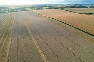 Alto ângulo cenas do britânico agrícola fazendas às campo panorama perto luton cidade do Inglaterra ótimo Grã-Bretanha do Reino Unido. cenas estava capturado com drones Câmera em agosto 19, 2023 foto