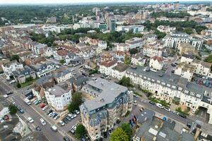 Ariel cenas do atraente turista destino às bournemouth cidade arenoso de praia e oceano do Inglaterra ótimo Grã-Bretanha, aéreo cenas capturado com drones Câmera em agosto 23, 2023 durante ensolarado dia. foto