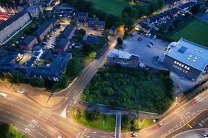 aéreo Visão do iluminado centro da cidade edifícios, estradas e central luton cidade do Inglaterra Reino Unido às começando do Claro clima noite do setembro 5 ª, 2023 foto