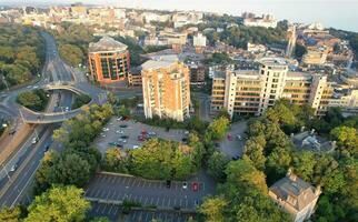 aéreo Visão do britânico turista atração do bournemouth de praia e mar Visão cidade do Inglaterra ótimo Grã-Bretanha Reino Unido. imagem capturado com drones Câmera em setembro 9º, 2023 durante pôr do sol foto