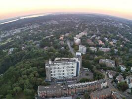 aéreo panorâmico Visão do britânico turista atração às mar Visão do bournemouth cidade do Inglaterra ótimo Grã-Bretanha Reino Unido. Alto ângulo imagem capturado com drones Câmera em setembro 9º, 2023 durante pôr do sol foto