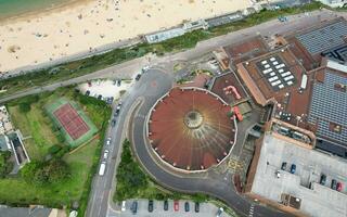 Ariel cenas do atraente turista destino às bournemouth cidade arenoso de praia e oceano do Inglaterra ótimo Grã-Bretanha, aéreo cenas capturado com drones Câmera em agosto 23, 2023 durante ensolarado dia. foto