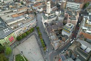 aéreo Visão do iluminado centro da cidade edifícios, estradas e central luton cidade do Inglaterra Reino Unido às começando do Claro clima noite do setembro 5 ª, 2023 foto