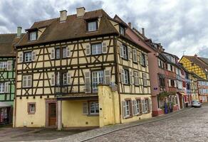 tradicional enxaimel casas dentro colmar, Alsácia, França foto