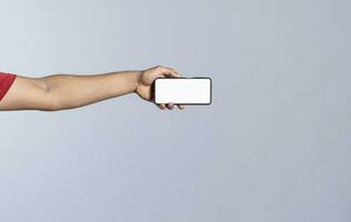 mão com célula telefone isolado, mão mostrando célula telefone isolado, 1 mão mostrando célula telefone tela isolado foto