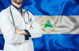 saúde e Cuidado com a bandeira do Nicarágua. Nicarágua nacional saúde conceito, médico com estetoscópio em Nicarágua bandeira. médico braço segurando estetoscópio em Nicarágua bandeira foto