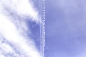 nuvens e fumaça de avião foto