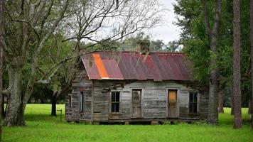 antiga casa de fazenda abandonada com telhado de zinco enferrujado no norte da Flórida foto