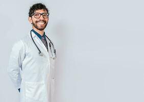 retrato do feliz médico em isolado fundo. feliz latim médico com cópia de espaço isolado foto