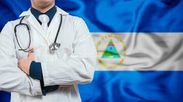 médico com estetoscópio em bandeira do Nicarágua. saúde e Cuidado conceito com Nicarágua bandeira. médico com cruzado braços em bandeira do Nicarágua foto