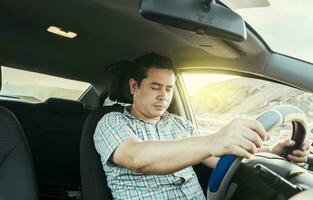 Visão do uma motorista adormecido às a roda. cansado motorista com fechadas olhos às a roda, conceito do homem adormecido enquanto dirigindo. uma sonolento motorista às a roda, uma cansado pessoa enquanto dirigindo foto