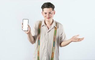 bonito homem sorridente positivo mostrando Móvel telefone em branco tela com outro mão Palma abrir, animado feliz masculino segurando Smartphone foto