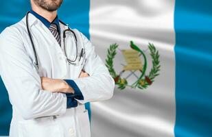 saúde e Cuidado com a bandeira do Guatemala. médico com estetoscópio em Guatemala bandeira. Guatemala nacional saúde conceito, médico braço com estetoscópio em Guatemala bandeira foto