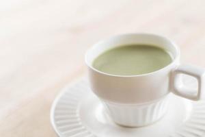 uma xícara de chá verde matcha latte