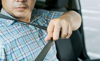 segurança cinto para acidente prevenção. motorista mãos fixação a assento cinto, fechar acima do pessoa mãos colocando em a assento cinto. motorista mãos colocando em a assento cinto foto