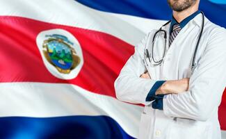 costa rica nacional saúde conceito. médico com cruzado braços em costa rica bandeira, saúde e Cuidado com bandeira do costa rica foto