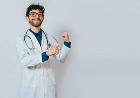 sorridente médico apontando costas isolado. médico apontando costas com dele polegares, recomendando uma produtos. foto