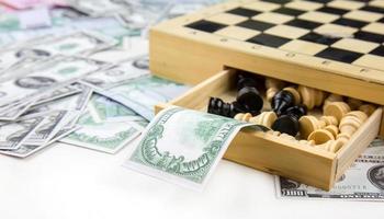 estratégia de jogo de xadrez e dinheiro foto