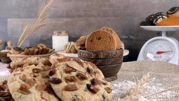 biscoito com gotas de chocolate açucarado misturado foto