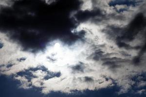 nuvens macias escuras e brilhantes no céu foto