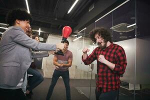 boxe de equipe multiétnica de negócios no escritório foto