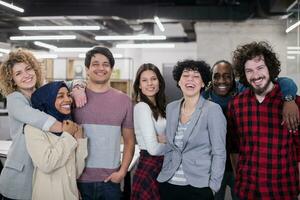 retrato da jovem equipe de negócios multiétnica animada foto