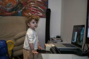 adorável linda linda garotinha brincando com brinquedos em casa foto