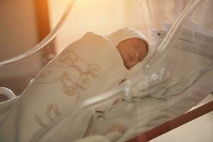 bebê recém-nascido dormindo na cama no hospital foto
