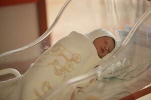 bebê recém-nascido dormindo na cama no hospital foto