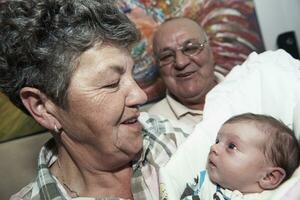 retrato de família com pais de avós e bebê foto