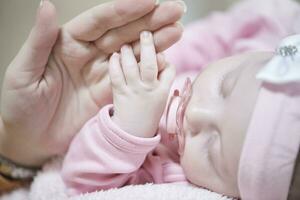 mãe está brincando com bebê em casa foto