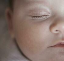 bebê recém-nascido dormindo em casa na cama foto