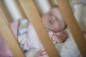 bebê recém-nascido dormindo em casa na cama foto